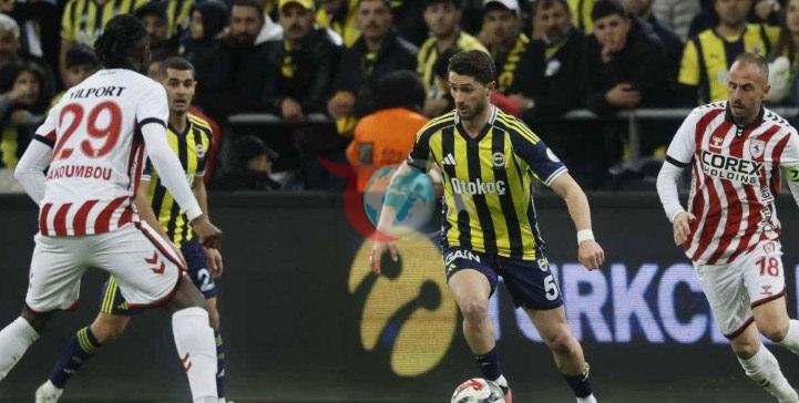 Fenerbahçe - Samsunspor mücadelesinden bir kare