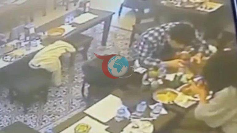Ocakbaşında mide bulandıran olay Yemekten çıkan böcek müşterinin dudağını ısırdı