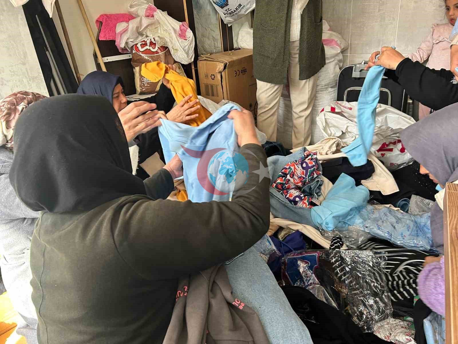 8 Martta ihtiyaç sahibi kadınlara kıyafet desteği