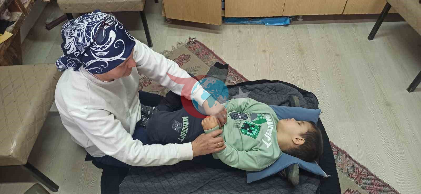 20 yıllık Fatime usta bir eliyle torun sallıyor, diğer eliyle dünyaca ünlü bastonlara şekil veriyor