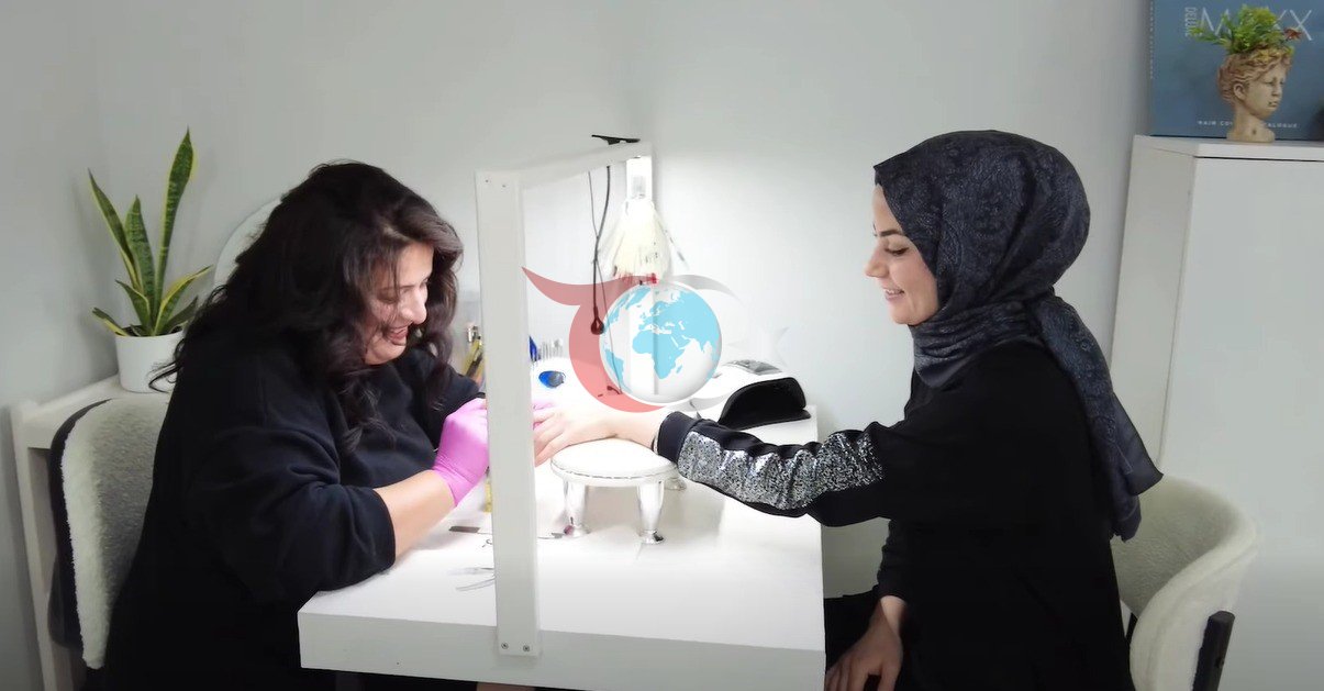 Kursiyer kadın, kendi kuaför dükkanını açtı