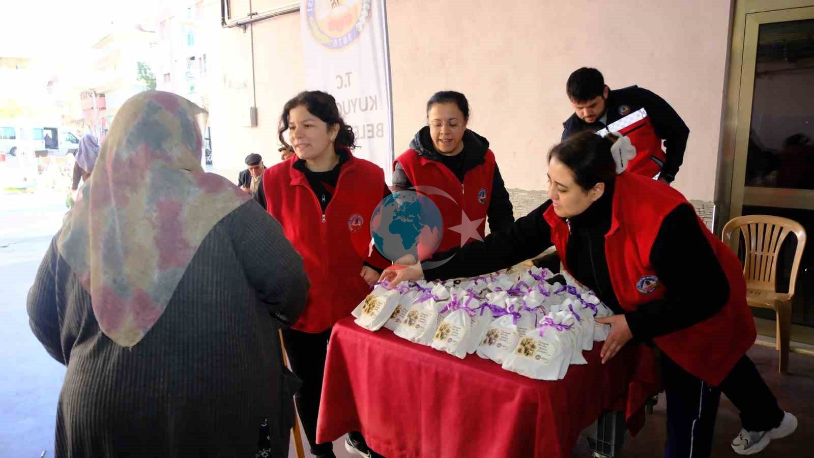 Kuyucak Belediyesi pazaryerinde kadınların gününü kutladı