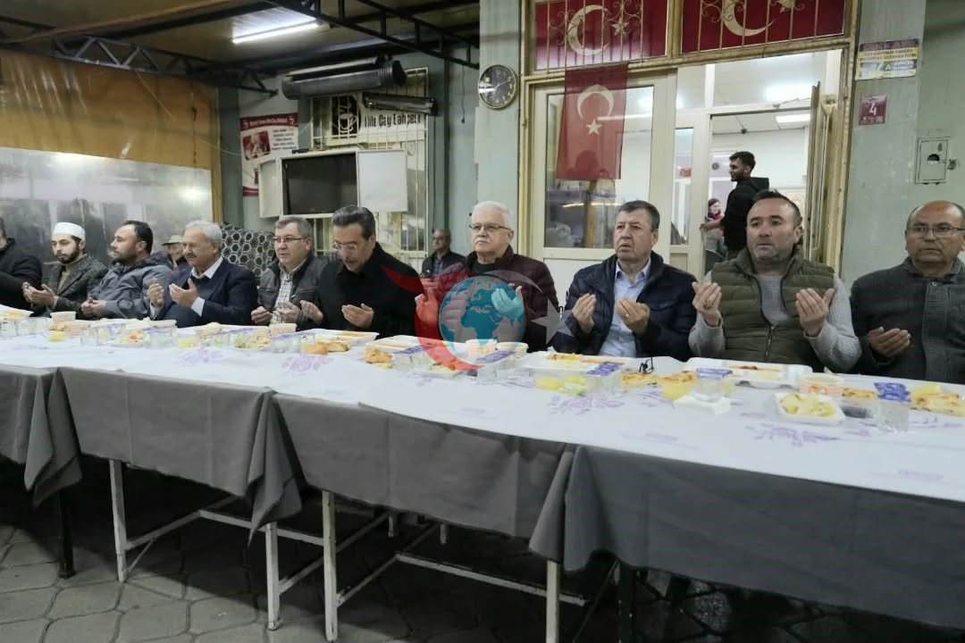 Burhaniye’de iki mahallenin iftarı yüzlerce vatandaşı buluşturdu