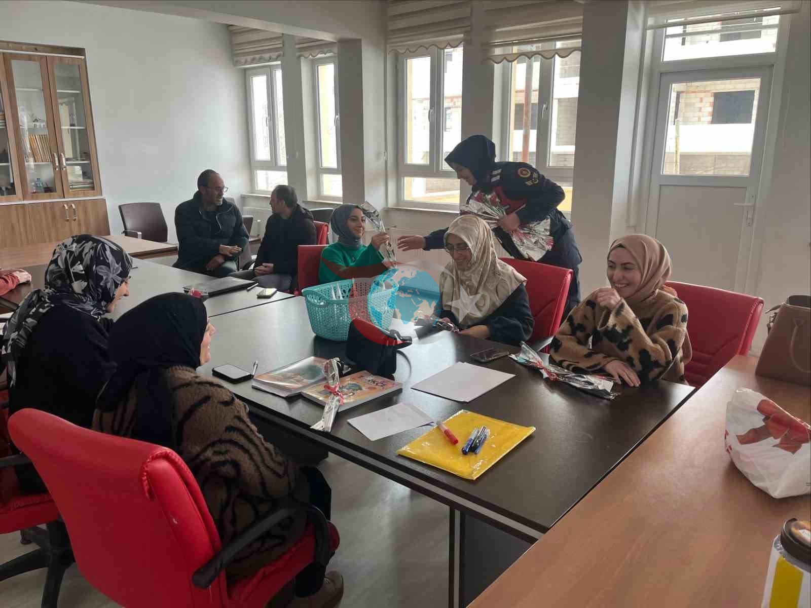 Bayburt jandarması kadın esnaf ve öğretmenlerin kadınlar gününü kutladı