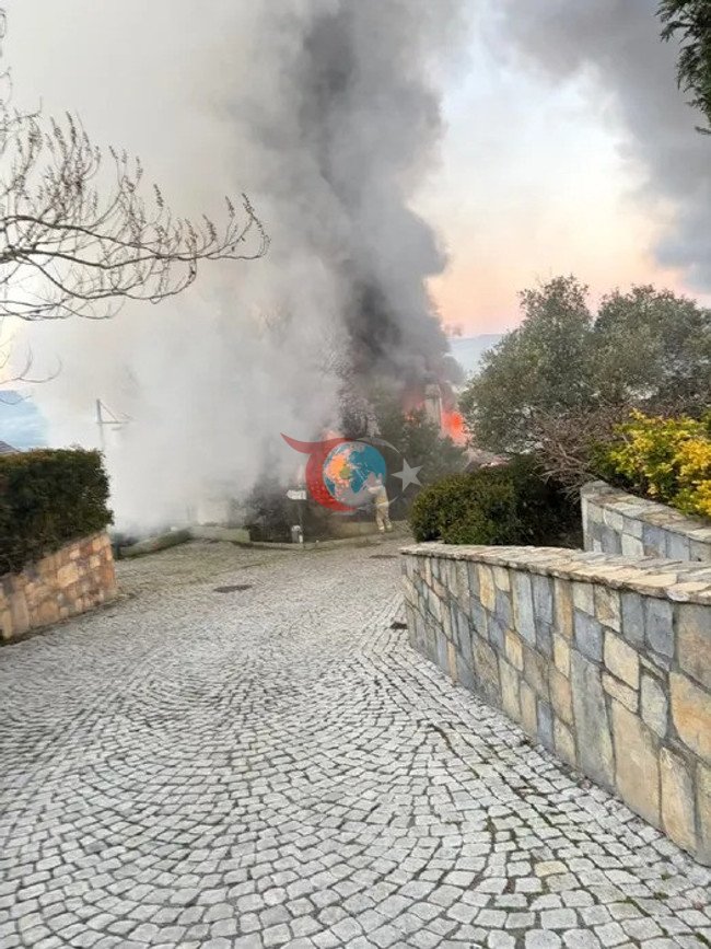 Ünlü oyuncu ölümle burun buruna geldi: Villasında yangın çıktı, hastanelik oldu - Resim : 2