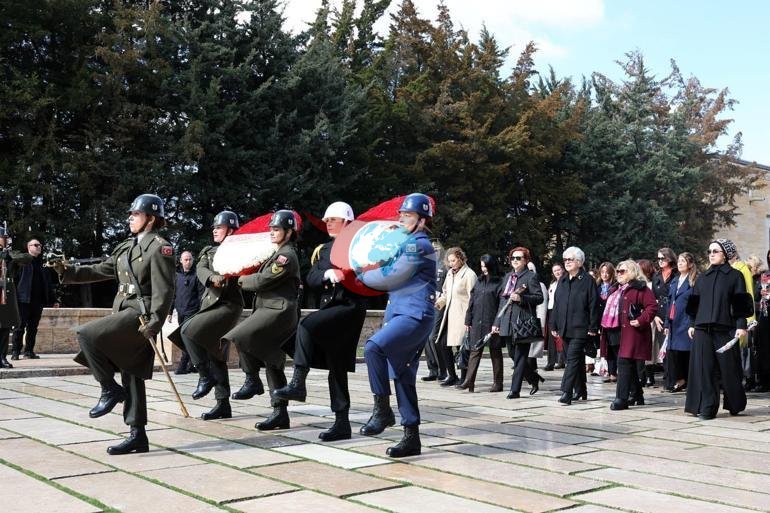 Bakan Gรผlerin eลi Demet Gรผler, kadฤฑn subaylarla Anฤฑtkabiri ziyaret etti