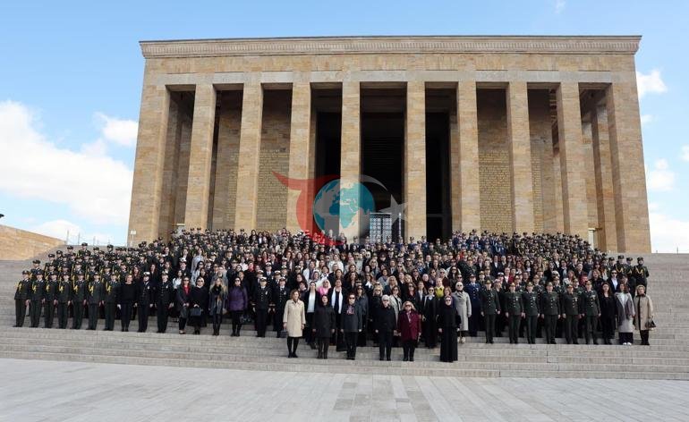 Bakan Gรผlerin eลi Demet Gรผler, kadฤฑn subaylarla Anฤฑtkabiri ziyaret etti