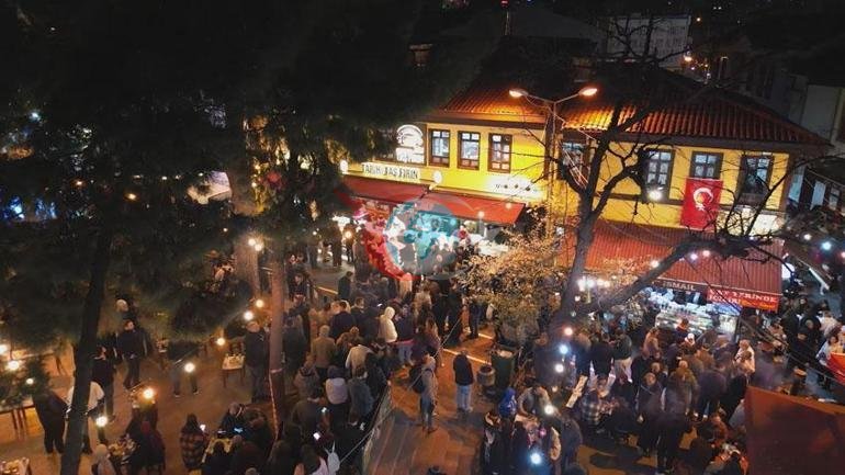 Bursa’da sahur geleneği meydanı doldurdu Coğrafi işaretli lezzet için akın ettiler