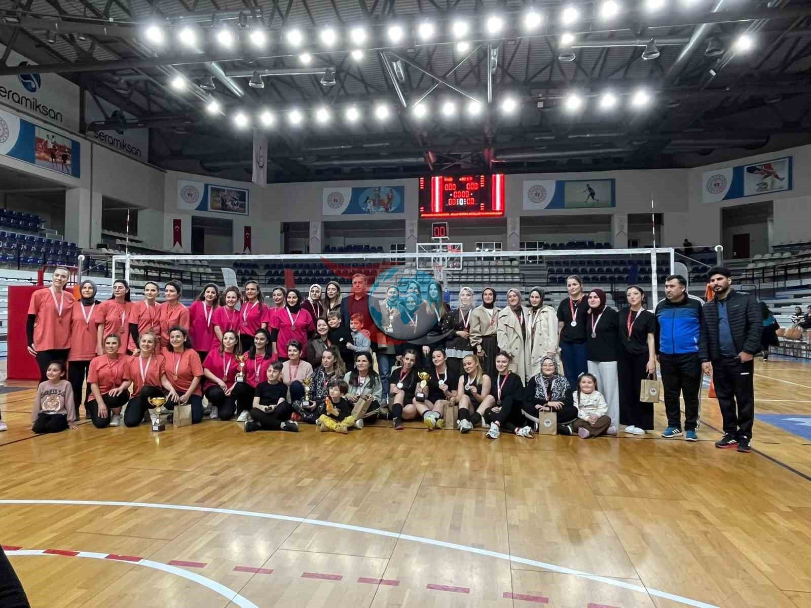 Manisa'da 'Evinin Sultanları' Voleybol Turnuvasında Coşku Doruğa Çıktı
