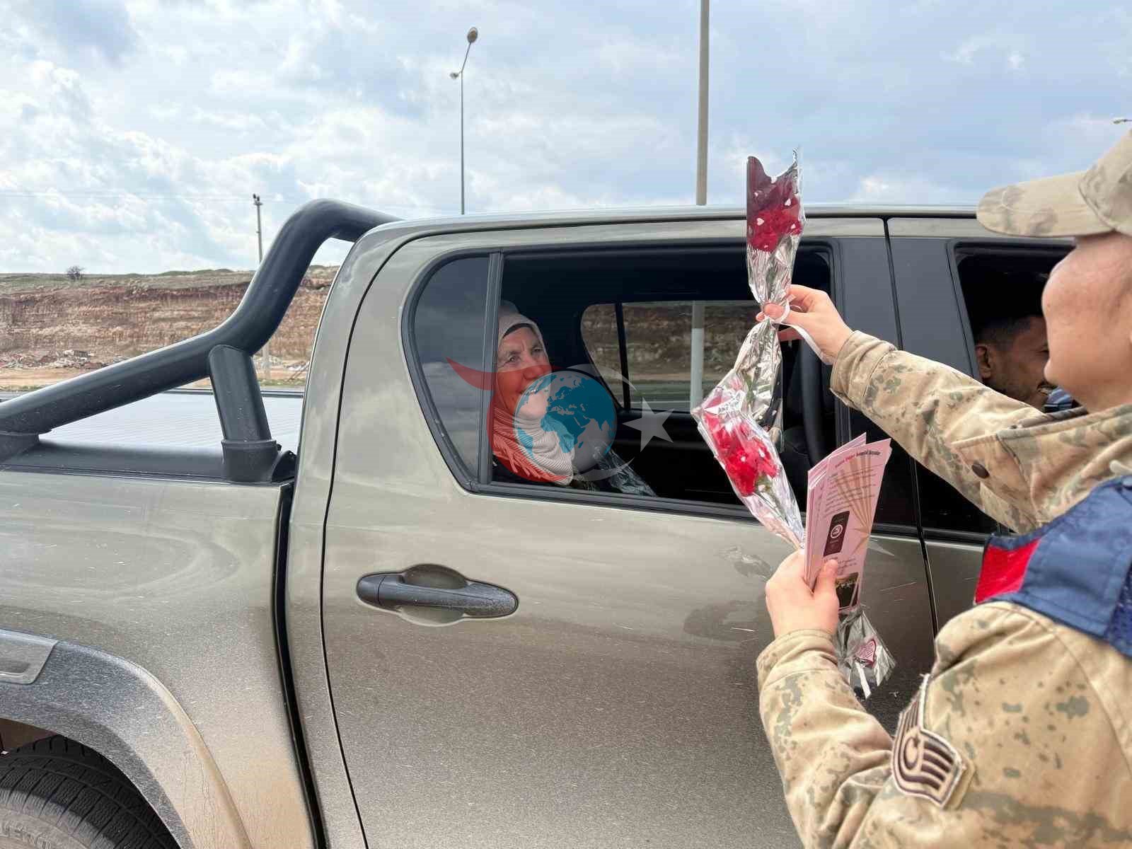 Mardin’de jandarma kadın sürücüleri karanfille karşıladı, KADES’i anlattı