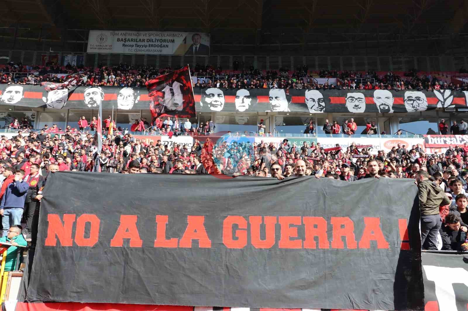 Eskişehirspor tribünlerinden, İspanya&rsquo;ya selam