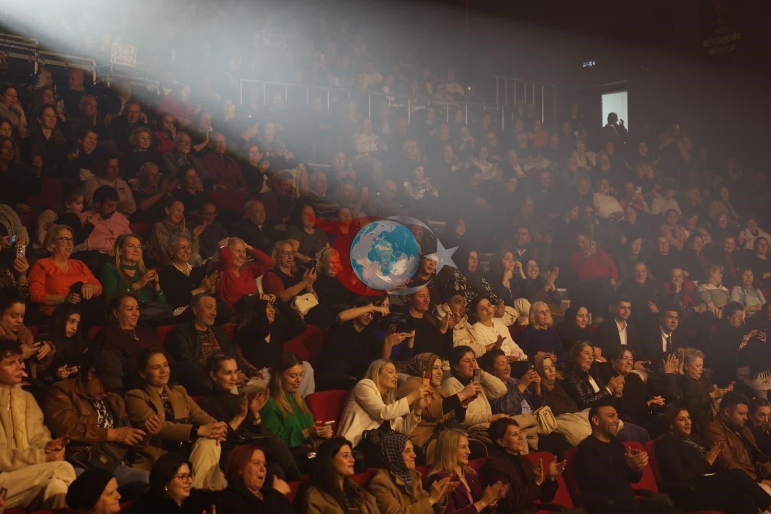 Sevilen sanatçı Duru Didim&rsquo;de vatandaşlar ile buluşturdu