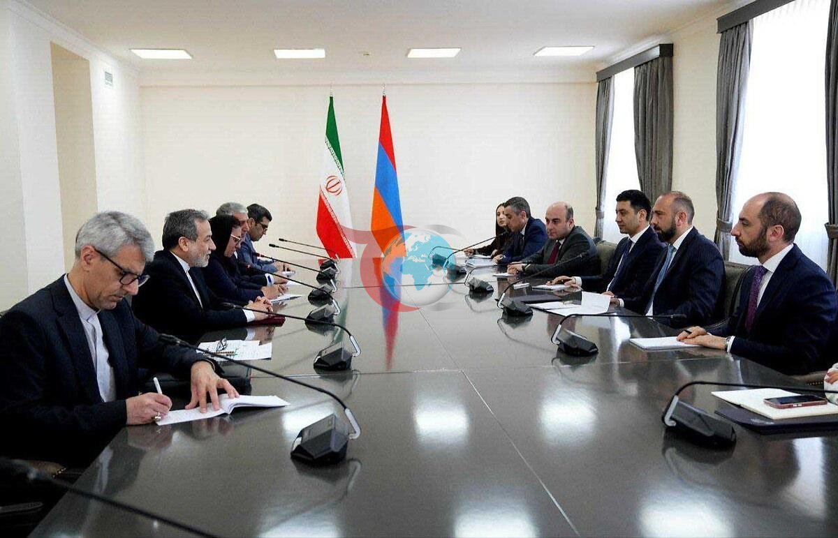 İran Dışişleri Bakanı Abbas Arakçi, Ermenistan Dışişleri Bakanı Ararat Mirzoyan ile yaptığı görüşmede Tahran heyetine başkanlık ediyor, 26 Mart 2025