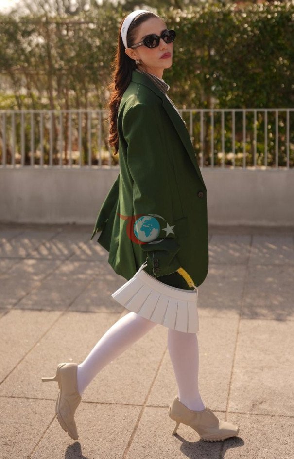 รzge Gรผrel'in Paris Moda Haftasฤฑ รงฤฑkarmasฤฑ