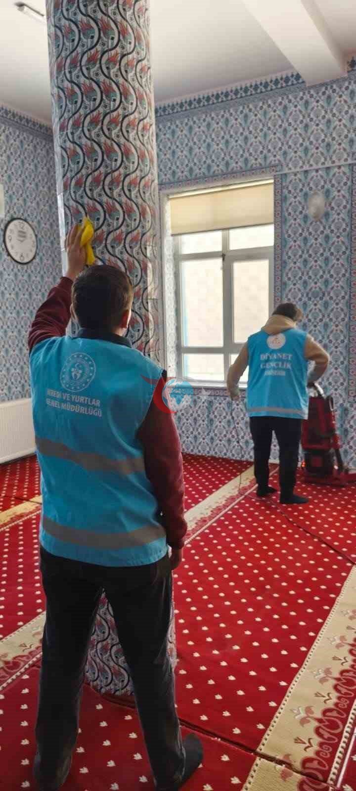 Eskiลehirโde รถฤrenciler camii temizliฤi gerรงekleลtirdi