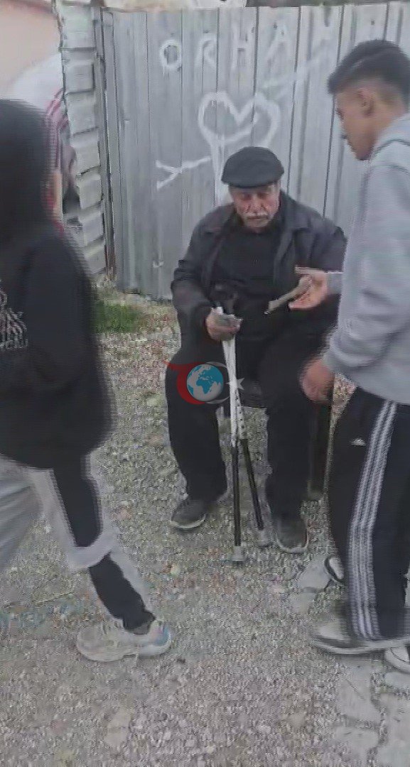 ’Dua etsinler yeter’ diyen yaşlı adam emekli maaşını mahalleliye dağıtıyor