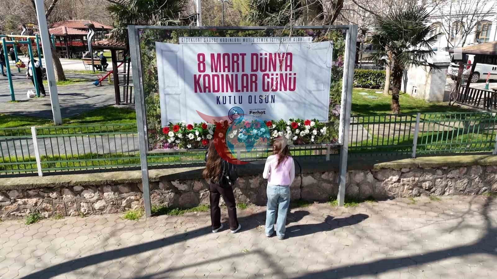 8 Mart’ta Kestel çiçek açtı...Kadınlar için bilboardların altına çiçek bırakıldı