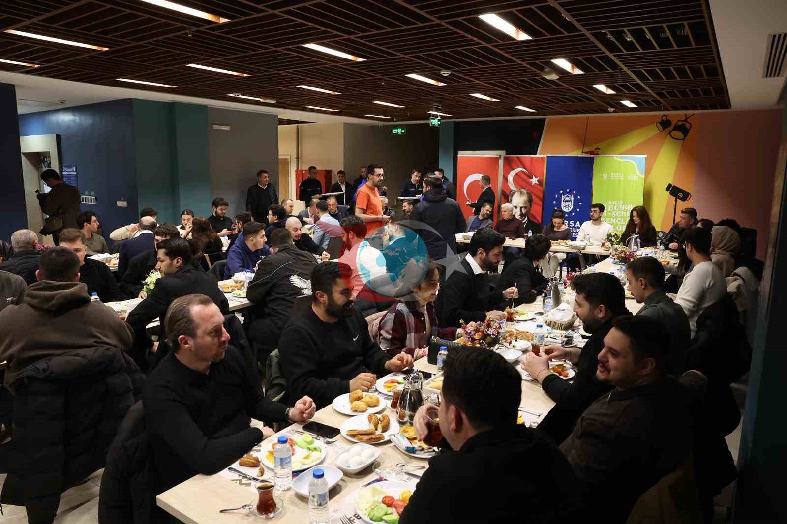 Başkan Mustafa Bozbey, gençlere sahur yaptı