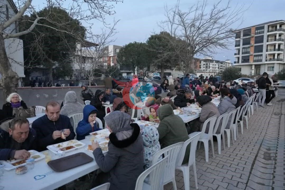Burhaniye’ de toplu iftar geleneği devam ediyor