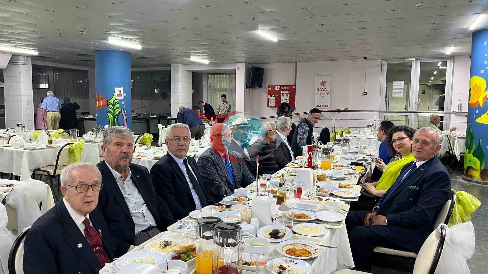 Sağlık çalışanları, huzur evi sakinleriyle iftarda