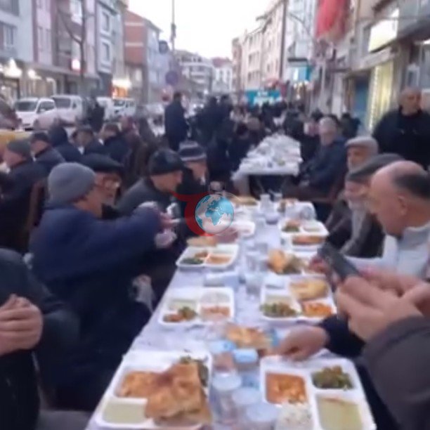 Mahalleli kendi imkanlarıyla bin kişiye iftar verdi