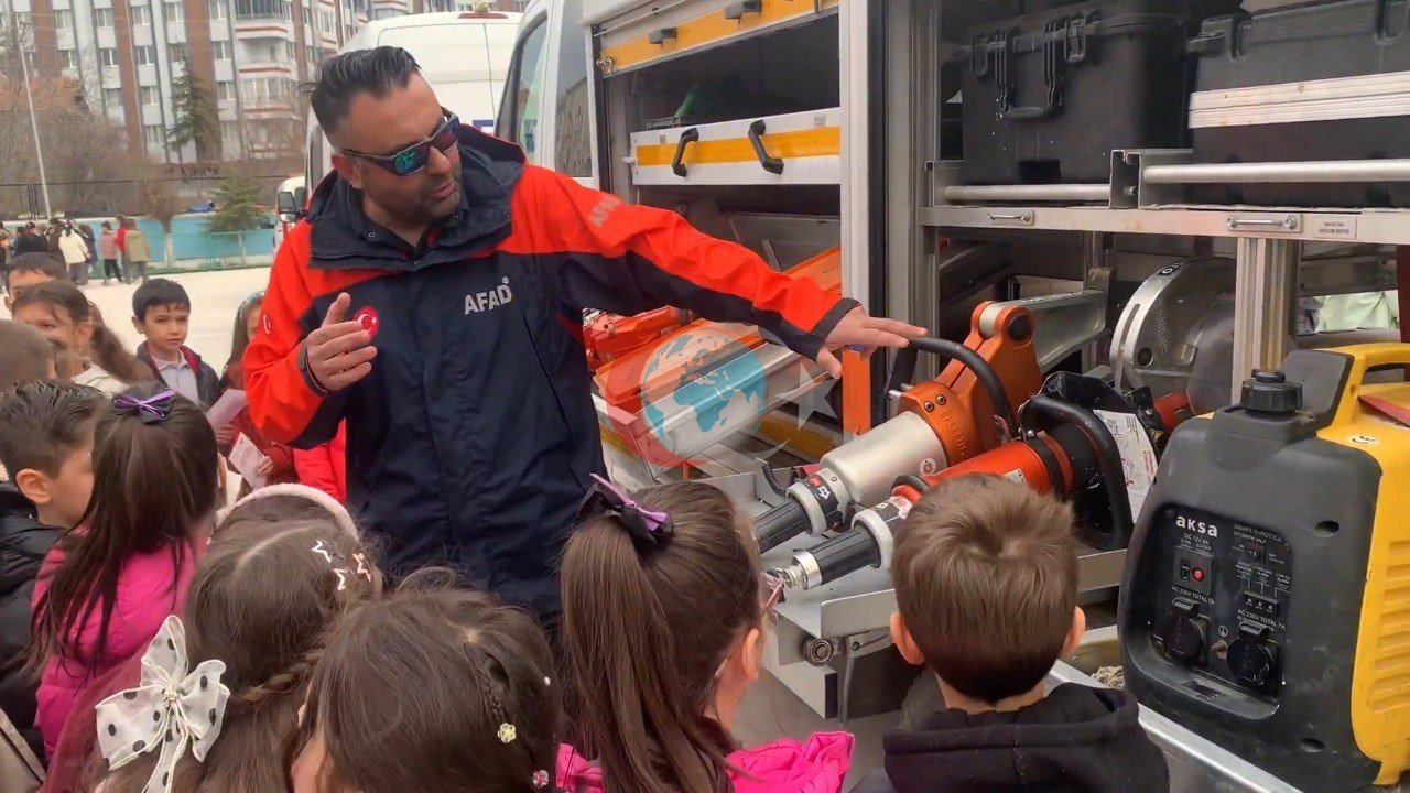 Çorum&rsquo;da öğrencilere deprem eğitimi