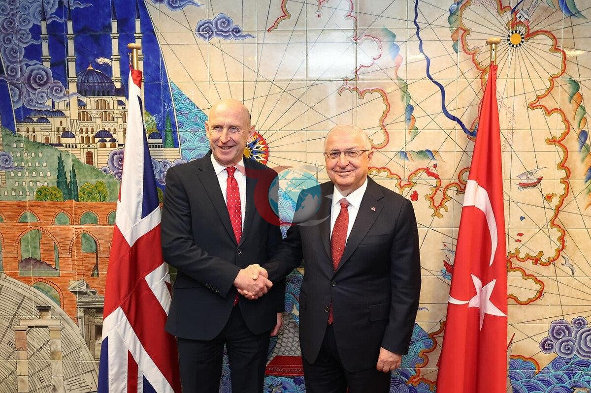 İngiltere Savunma Bakanı John Healey, Brüksel'de düzenlenen NATO Savunma Bakanları Toplantısı'nda Milli Savunma Bakanı Yaşar Güler ile bir araya geldi, 15 Ekim 2025