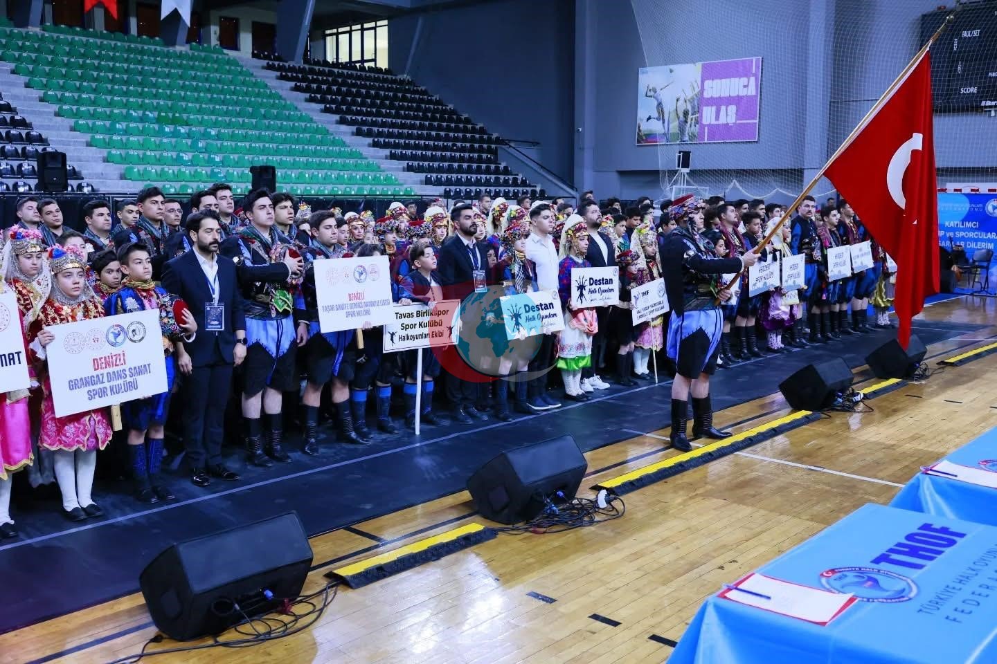 Halk oyunları şöleni izleyenleri mest etti