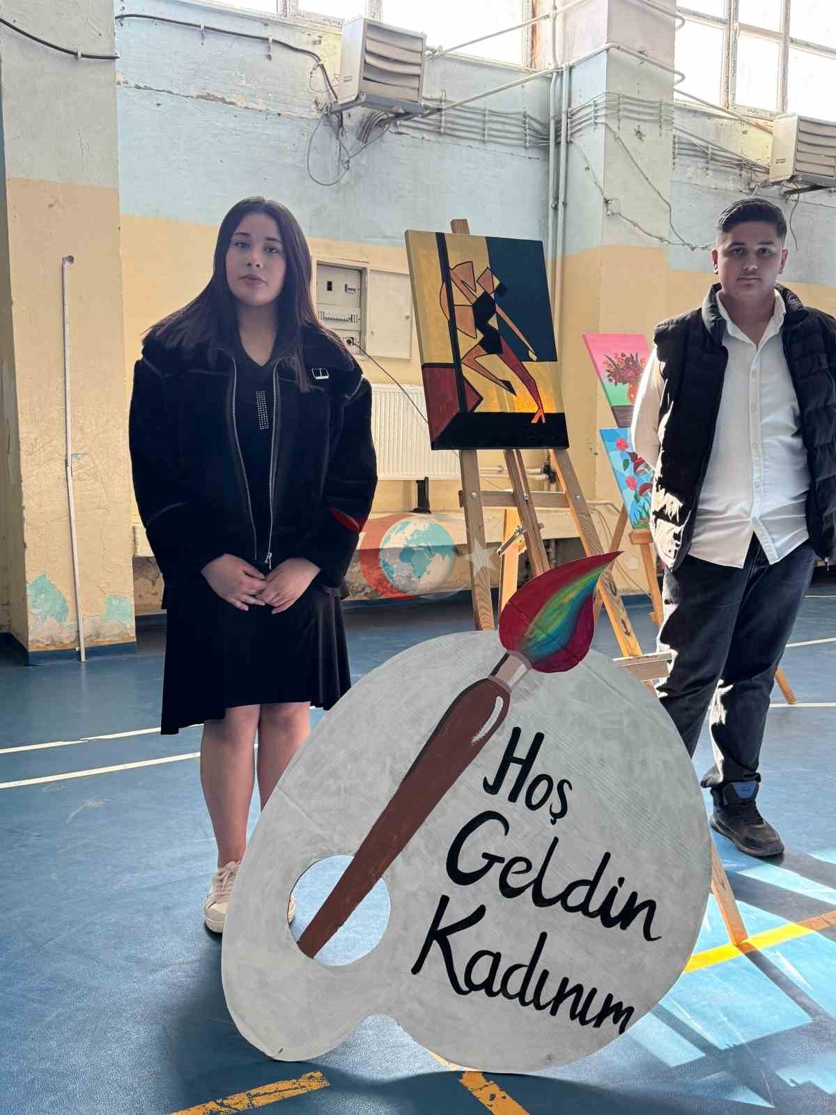 Fırçalar kadınlar için konuştu: Kars&rsquo;ta öğrencilerden 8 Mart&rsquo;a anlamlı sergi