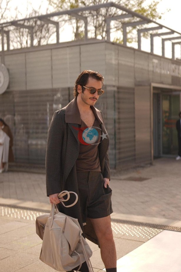 Boran Kuzum değişik kombiniyle konuşuldu