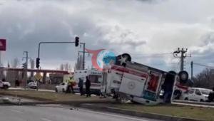 Ambulans göreve giderken takla attı: 3 sağlık çalışanı yaralı
