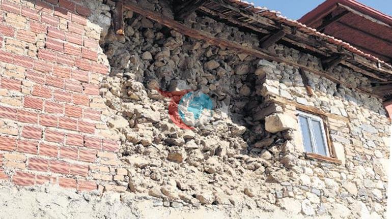 Denizli 5.1 ile sallandı Eski yapılar hasar gördü