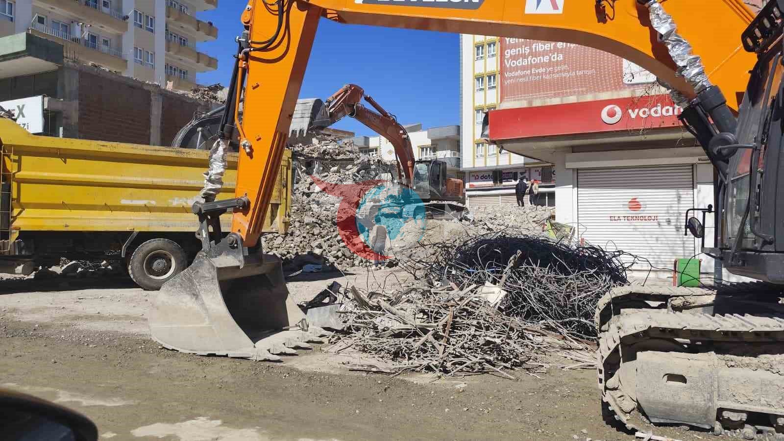 Kahta’da yıkım molozları esnafı mağdur ediyor