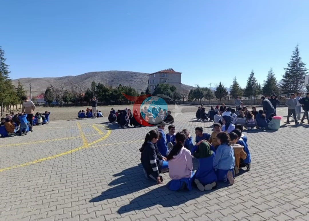 Yunakโtaki okullarda deprem tahliye tatbikatฤฑ gerรงekleลtirildi