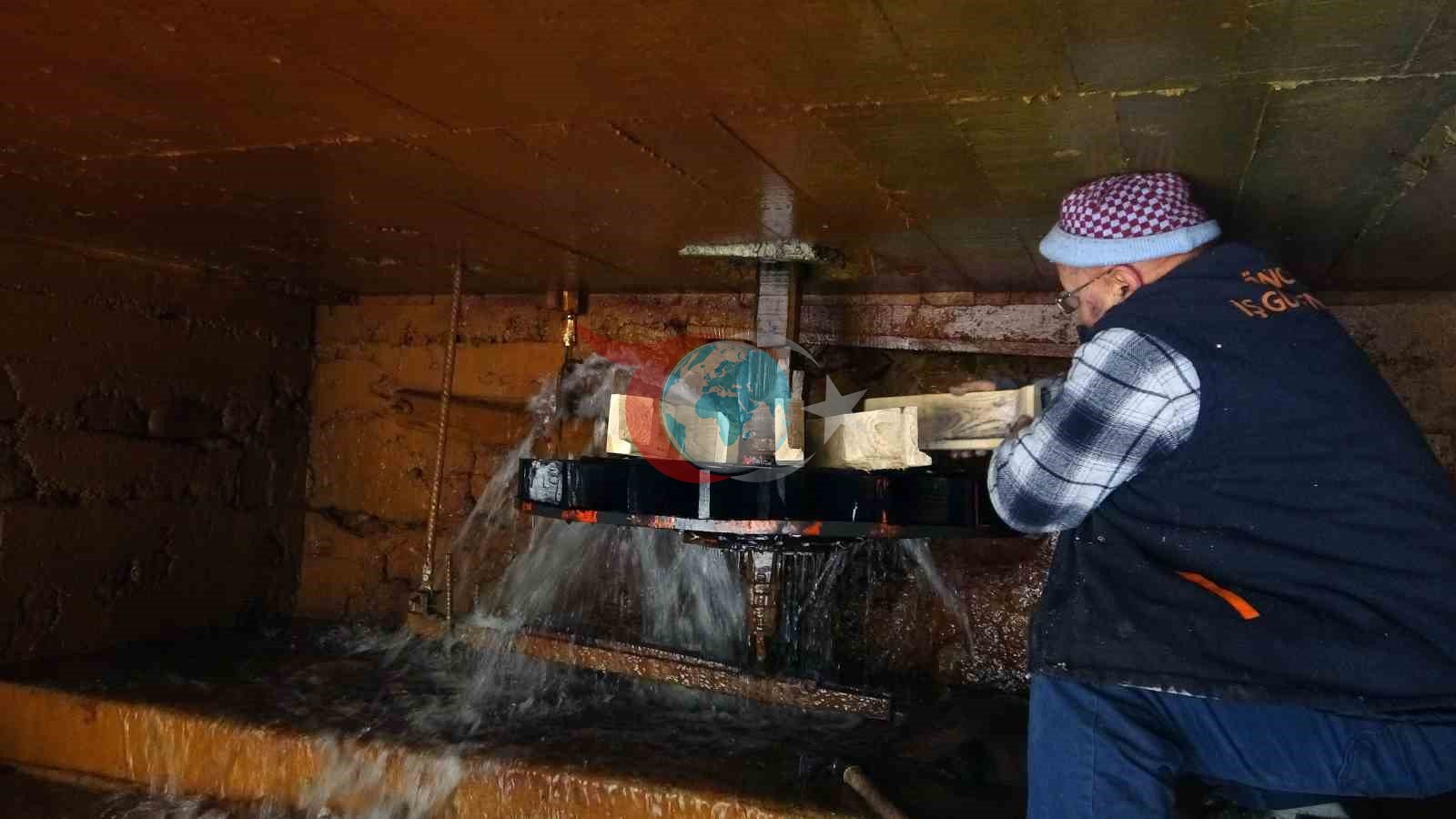 Değirmenlerin dönmesi onun ellerinde