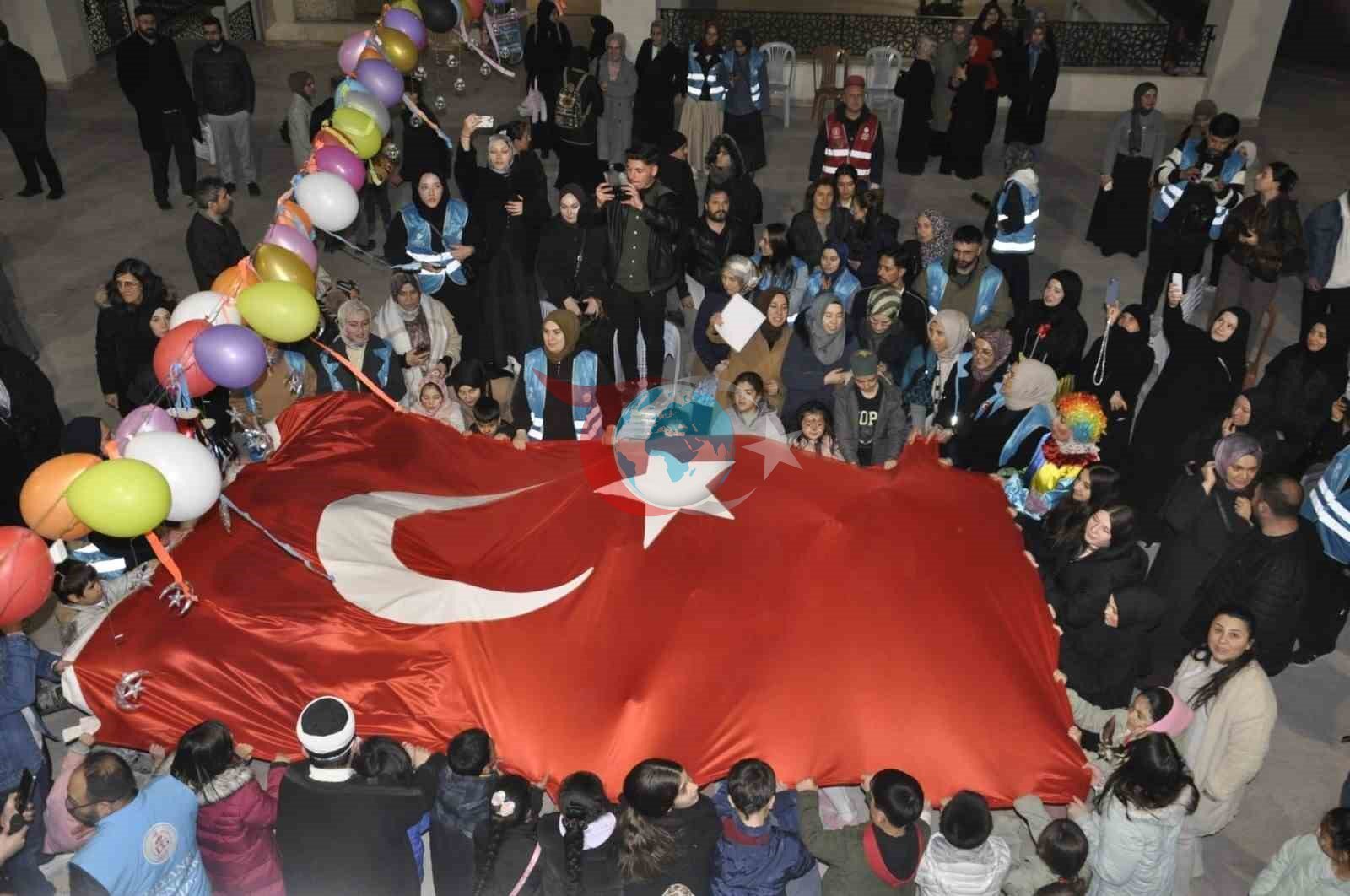 Teravih sonrası cami avlusunda çocuk şenliği düzenlendi