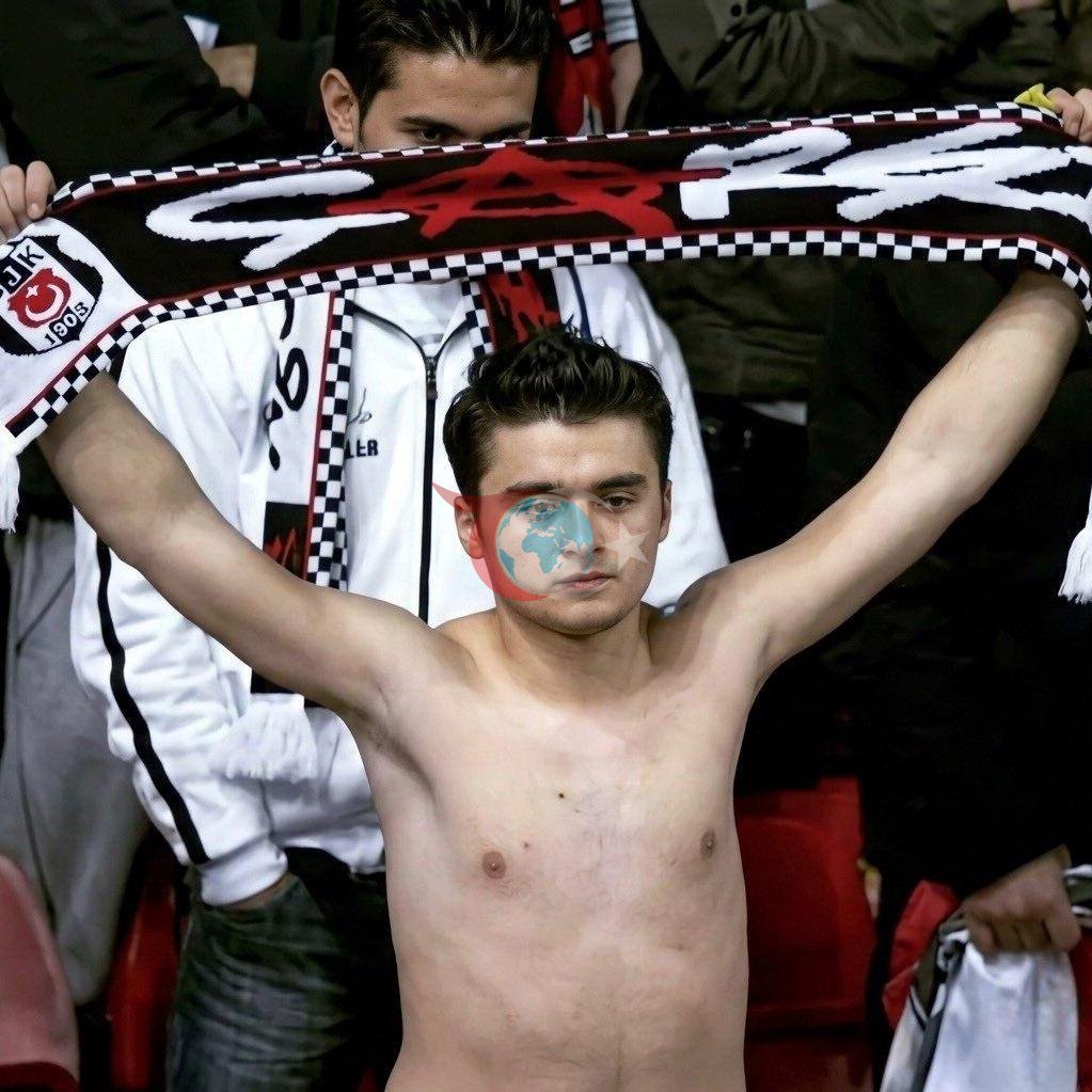 Beşiktaş'ın koreografisine konu olan Siyah-beyazlı taraftar Osman Çifçi
