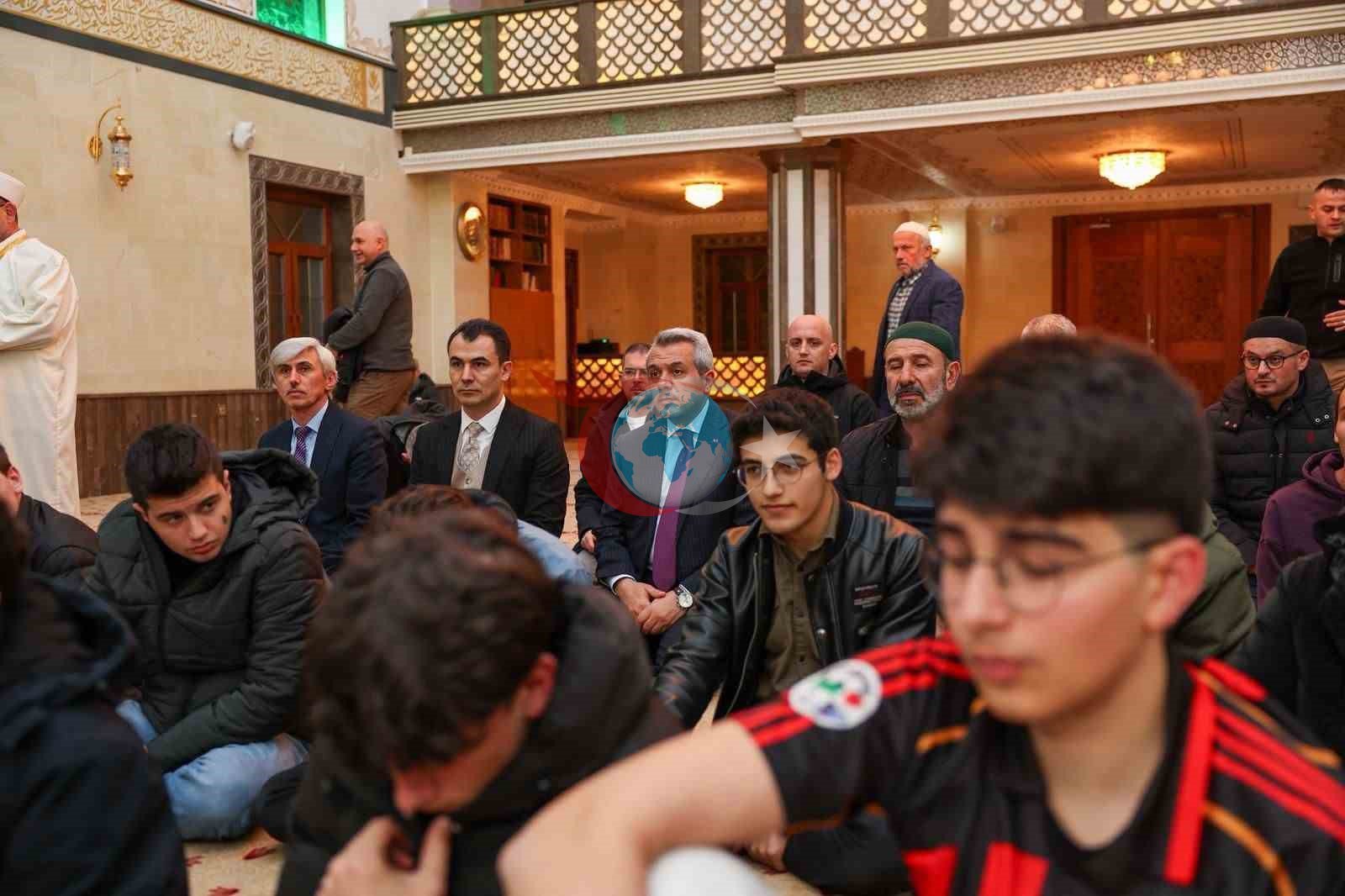 Rize&rsquo;de öğrenciler cemaati az olan camilerde teravih namazında buluşuyor