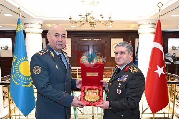 Orgeneral Bayraktaroğlu, Kazakistan Kara Kuvvetleri Komutanını kabul etti