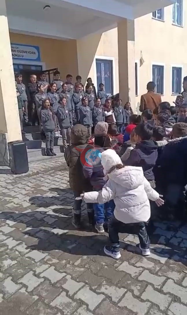 Taşlıçay&rsquo;da Ramazan etkinliğinde minik kızın ilahiye eşliği tebessüm oluşturdu