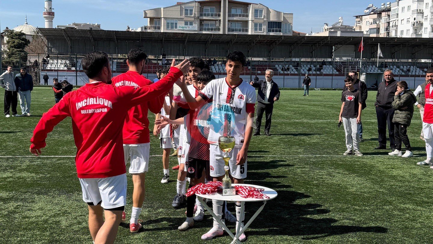 İncirliova Belediyespor U-15 takımı, şampiyonluğunu ilan etti