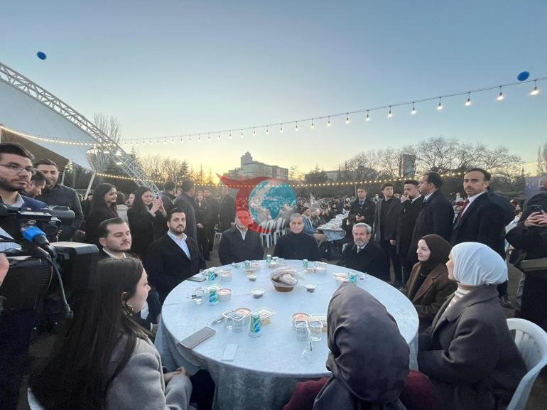 Ömer Çelik, öğrencilerle iftarda buluştu