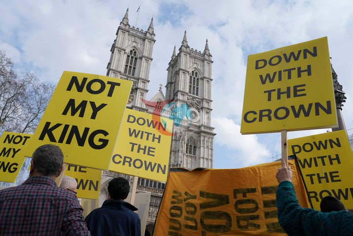 Kraliyetin geleneksel kutlamasını Andrew protestosu gölgeledi - Resim : 2