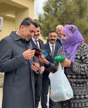 Vali Aygöl, kendisine patik hediye eden Hatun teyze ile bir araya geldi