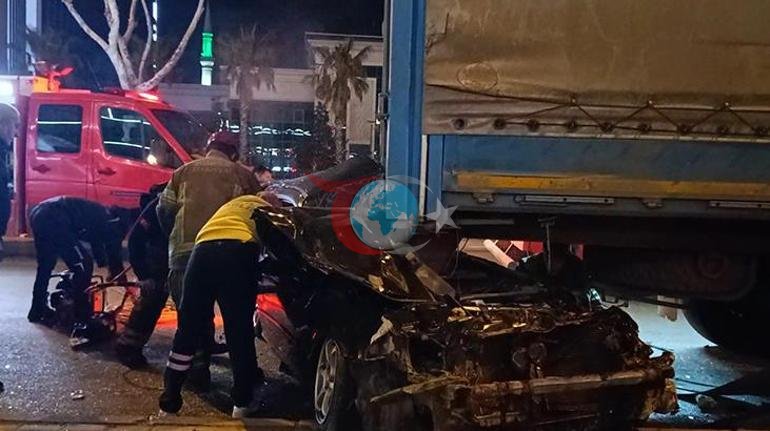 Bursada otomobil, park halindeki TIRın altına girdi