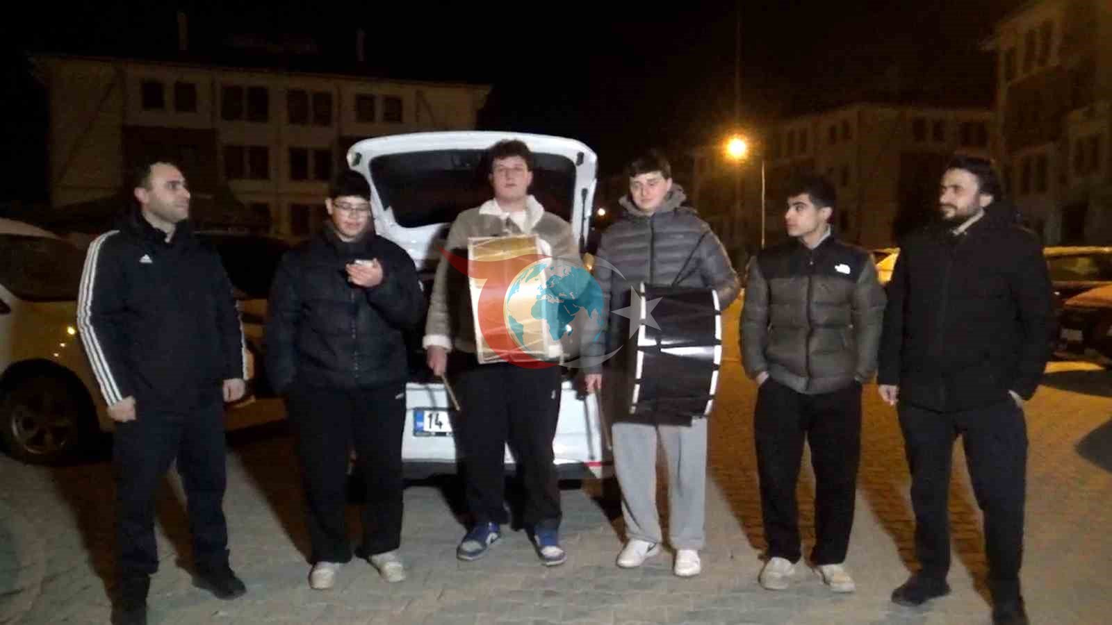 Liseliler davul çalarak sahura kaldırıyor: