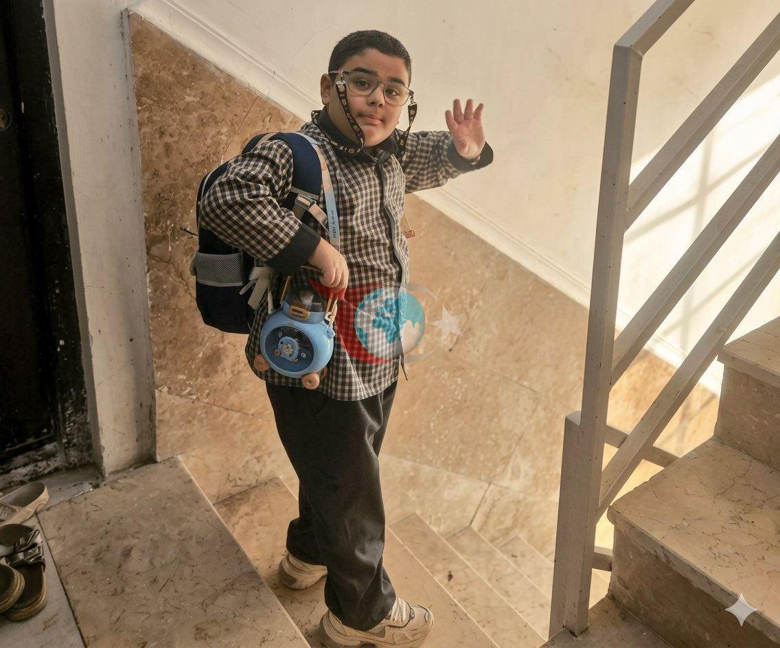 Mikail Mirdoraghi'nin ölümünden hemen önce okula giderken evinin merdivenlerinde çekilmiş olan bu fotoğrafı dünya genelinde konuşulmuştu.