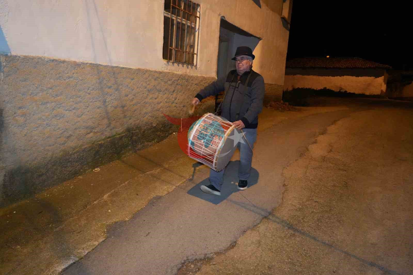 Ramazan davulunu çalacak kimse bulamayınca davulu çalmak muhtara kaldı