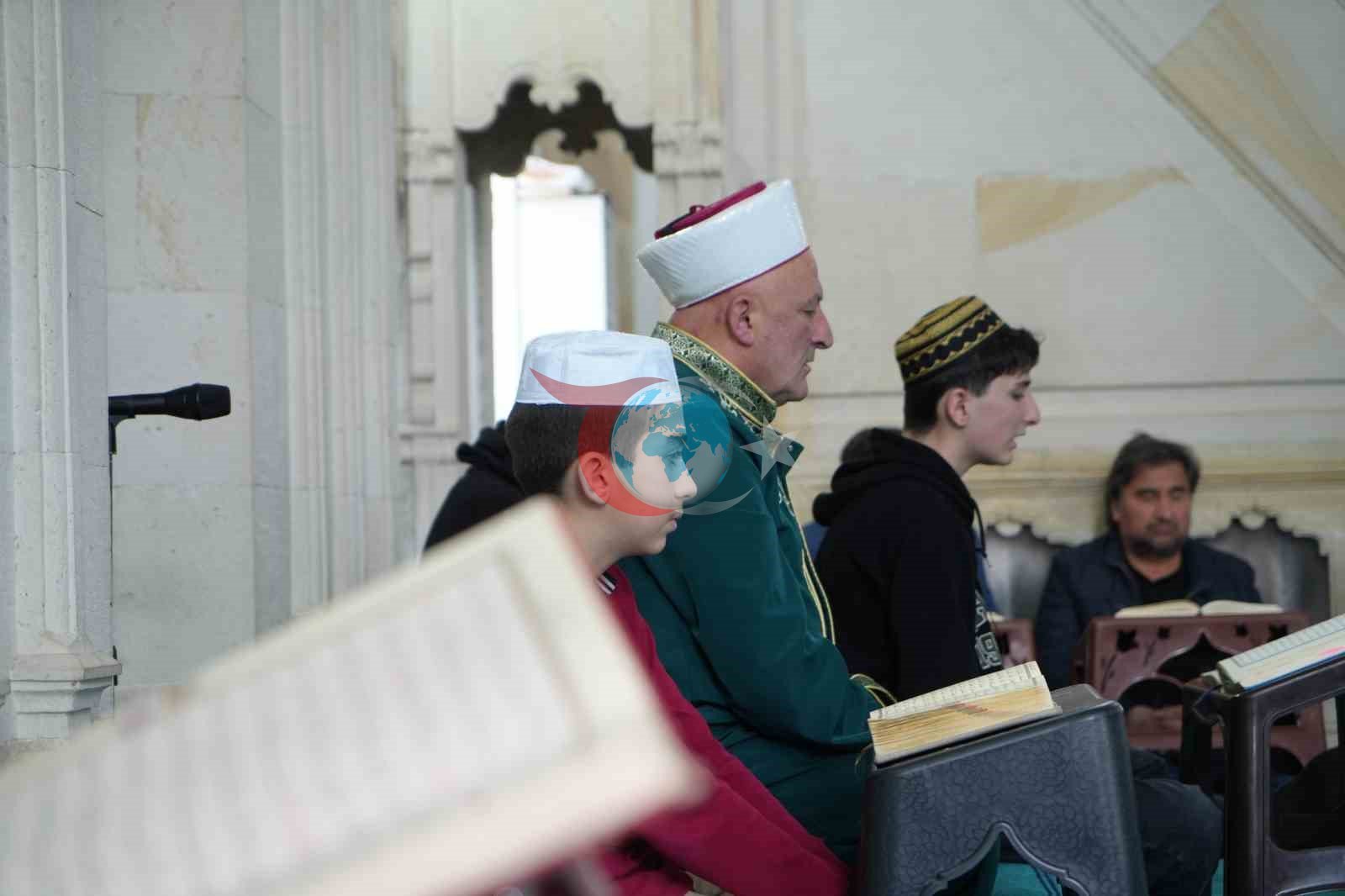 Aynı kubbe altında iki nesil: Hafız oğul mukabele okuyor, imam hatip baba namaz kıldırıyor