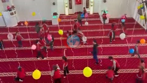 İmam ve eşinden çocuklar için camide renkli süsleme